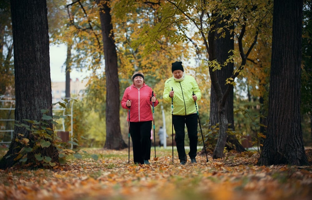 Nordic walking, chodzenia z kijkami dla seniorów.