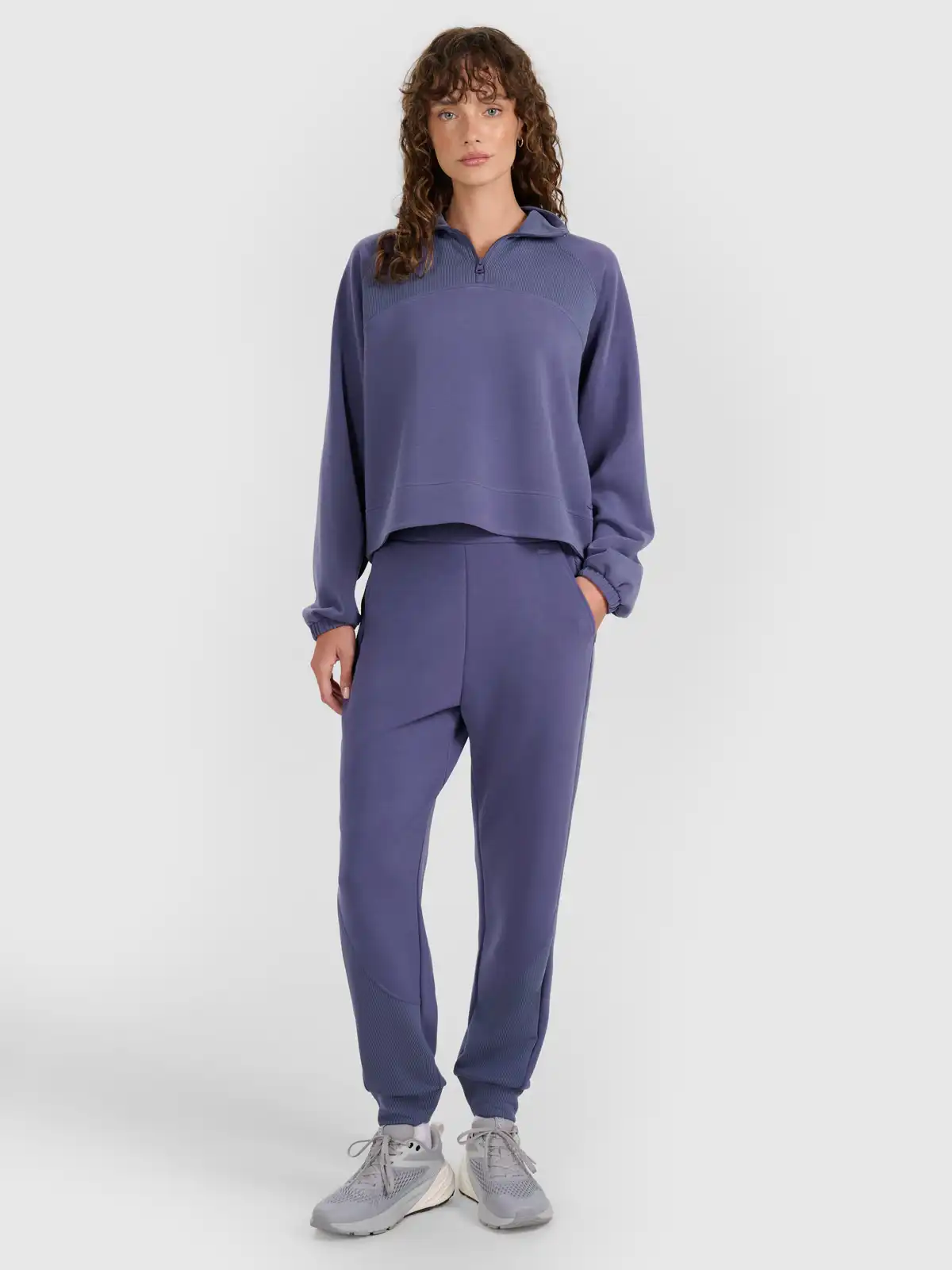 4F spodnie dresowe damskie z kieszeniami 4FWAW25TTROF1180 niebieskie (S)